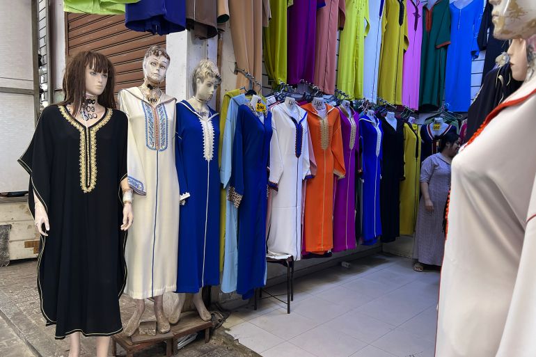 كيف يستعد المغاربة ليوم “العيد الكبير” من دون أضحية؟ 2 المغرب/ الرباط / سناء القويطي/ ملابس تقليدية معروضة للبيع في سوق المدينة القديمة الرباط/