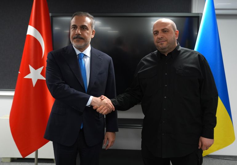 ما فرص نجاح محادثات إسطنبول بين روسيا وأوكرانيا؟ 2 KYIV, UKRAINE - MAY 30: Turkish Foreign Minister Hakan Fidan (L) meets with the Ukrainian Defense Minister Rustem Umerov (R) in Kyiv, Ukraine on May 30, 2025. ( Ömer Taha Çetin - Anadolu Agency )