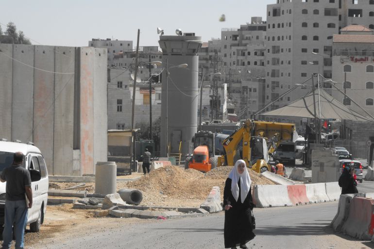 عبد القادر يرد على موشيه ليون: سياسة ممنهجة لتقليص البناء الفلسطيني بالقدس 2 جدار الفصل العنصري بالقدس الشرقية بمساره بين العيسوية وشعفاط، حيث سلخ شعفاط عن القدس المحتلة