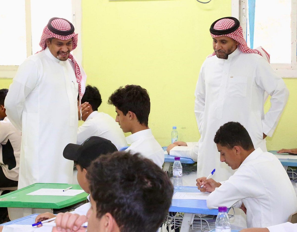 بالصور .. وكيل الوزارة للتعليم العام يعايد منسوبي المدارس والطلاب ويشاركهم يومهم الدراسي 2