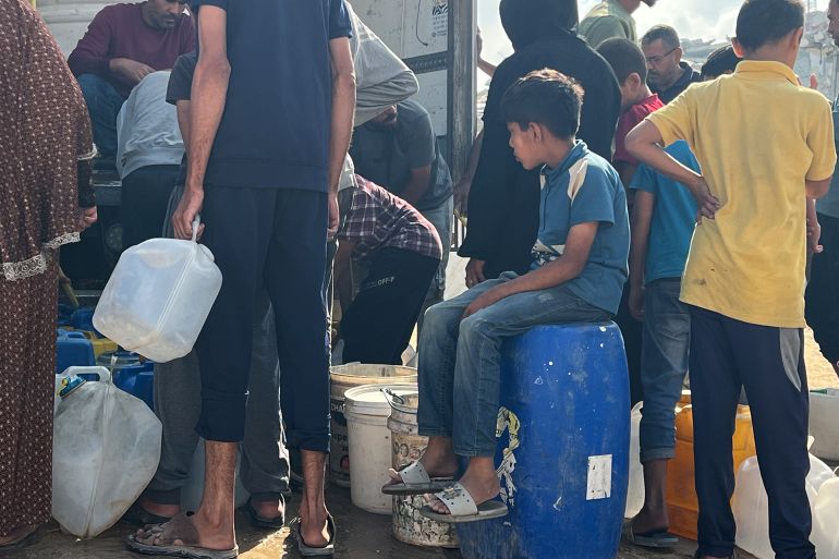 في يومهم العالمي.. ما أمنيات أطفال غزة؟ 3 تعبئة المياه مع ما يصاحبها من إرهاق هو روتين يومي لمعظم أطفال غزة