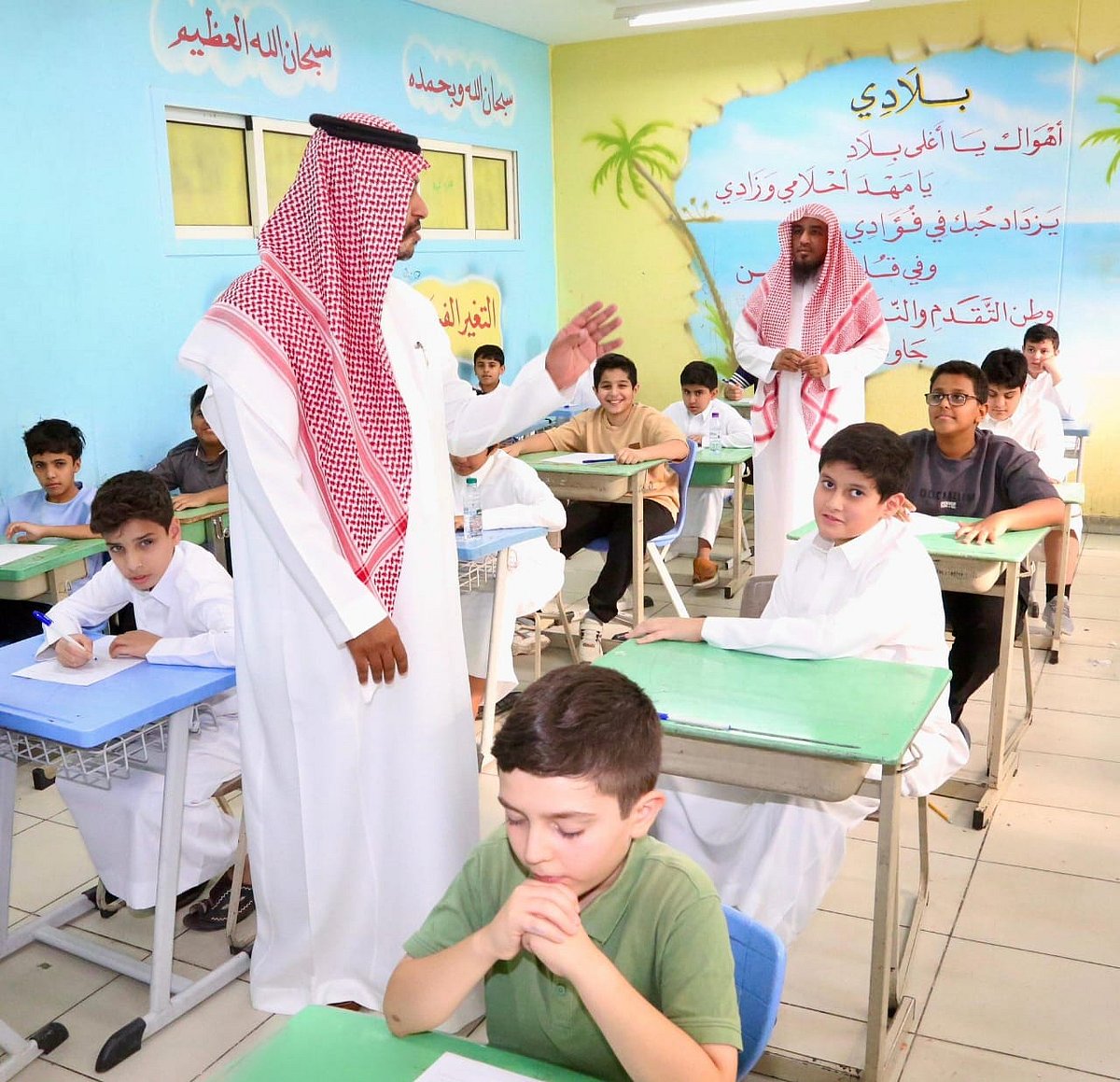 بالصور .. وكيل الوزارة للتعليم العام يعايد منسوبي المدارس والطلاب ويشاركهم يومهم الدراسي 3