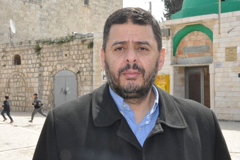 من بينها مسجد بالقدس.. إسرائيل تمهد لحظر الأذان في مدن فلسطينية 3 المحامي خالد زبارقة، المختص بشؤون القدس والمسجد الأقصى: إسرائيل في هذه الفترة تسعى إلى فرض واقع تهويدي وديني توراتي بالأقصى