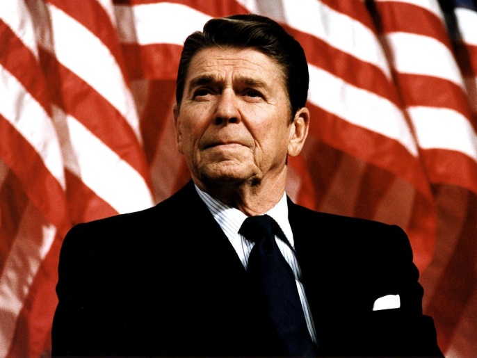 من المهربين إلى الخونة.. 10 قرارات عفو رئاسية مدهشة في تاريخ أميركا 4 UNDATED: (FILE PHOTO) Former U.S. President Ronald Reagan speaks at a rally for Senator Durenberger February 8, 1982. Reagan turns 92 on February 6, 2003.