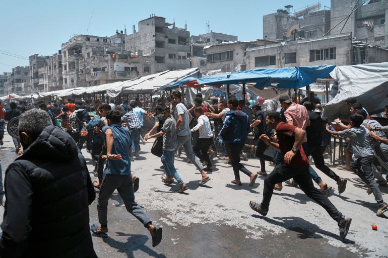 بالصور.. مساعدات غزة طرود مخضبة بالدماء 6 Palestinians run following an Israeli strike in Gaza City, Sunday, June 1, 2025. (AP Photo/Jehad Alshrafi)