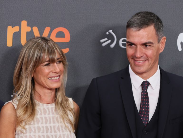 هل تطيح الفضائح المتلاحقة برئيس وزراء إسبانيا؟ 3 SAN SEBASTIAN, SPAIN - SEPTEMBER 26: Pedro Sánchez and Begoña Gómez attend the "La Habitacion De Al Lado / The Room Next Door" Premiere during the 72nd San Sebastian Film Festival on September 26, 2024 in San Sebastian, Spain. (Photo by JB Lacroix/WireImage)