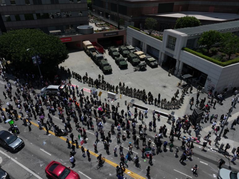 لوس أنجلوس تشتعل.. هل تغيرت أميركا إلى هذا الحد؟ 3 LOS ANGELES, CALIFORNIA - JUNE 8: ICE officers and national guards confront with protesters outside of the Metropolitan Detention Center in Los Angeles, California on June 8, 2025 amid protests over immigration raids. (Photo by Tayfun Coskun/Anadolu via Getty Images)