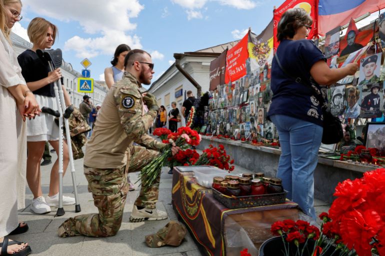 الفيلق الأفريقي الروسي يعلن بقاءه في مالي بعد مغادرة فاغنر 1 FILE PHOTO: People gather in front of a makeshift memorial, which was erected following head of Russia's Wagner mercenary group Yevgeny Prigozhin and group commander Dmitry Utkin's death in 2023, during a commemoration ceremony held to pay tribute to Wagner fighters, who were recently killed in Mali by northern Tuareg rebels, in central Moscow, Russia August 4, 2024. REUTERS/Yulia Morozova/File Photo