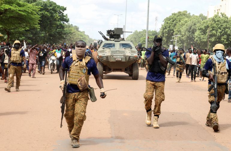 إبراهيم تراوري.. الرجل الذي قال "لا" لأميركا فزادت شعبيته في أفريقيا 1 Burkina Faso's self-declared new leader Ibrahim Traore arrives at the national television in Ouagadougou