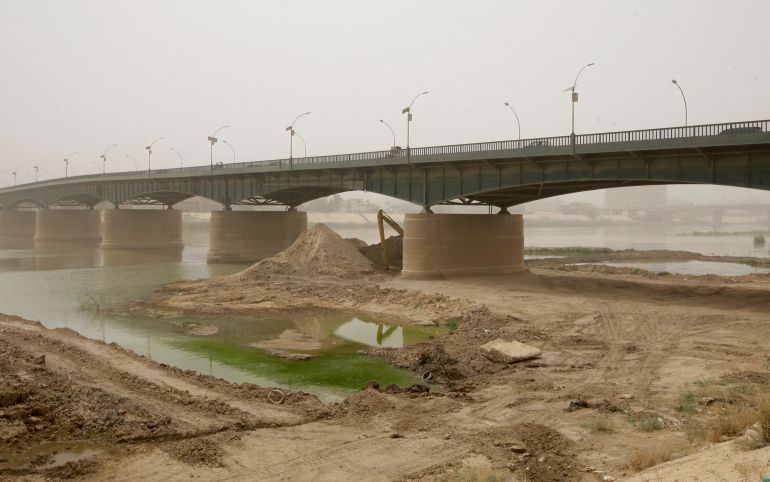 مبادرة عراقية لحماية مياه دجلة والفرات تواجه تحديات وانتقادات 1 A view shows the bank of Tigris river during a sandstorm in Baghdad July 7, 2009. What was known as history's fertile crescent, where lush farmland and abundant water gave rise to civilisation, is today a dusty desert where the Tigris and Euphrates rivers crawl sluggishly toward the sea. Vast tracts of Iraqi farmland are cracked and barren, precious marshes have dried up and sandstorms blot out the sun. To match feature IRAQ/WATER REUTERS/Mohammed Ameen (IRAQ ENVIRONMENT)