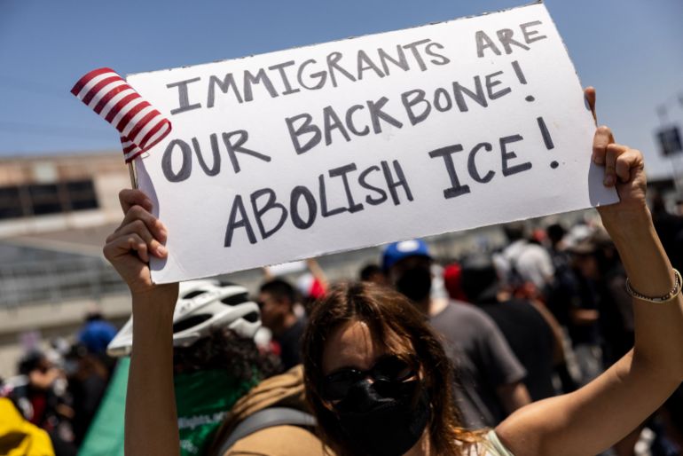 كيف علّق الأفارقة على قرار حظر السفر الذي فرضه الرئيس ترامب؟ 1 A demonstrator holds a poster reading “Immigrants are our backbone! Abolish Ice!” in front of National guards during clashes with law enforcement in front of the federal building during a protest following federal immigration operations, in Los Angeles, California on June 8, 2025.