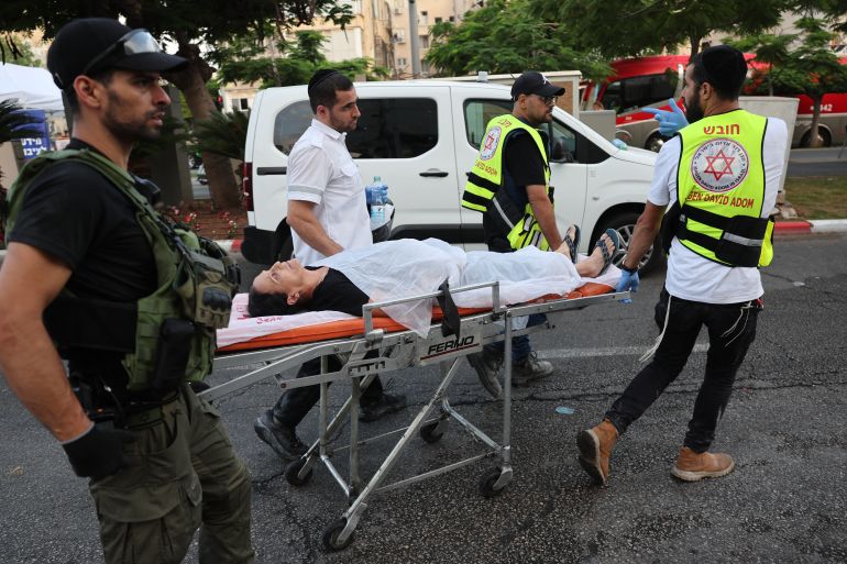 بالصور.. قصف إيران يدمر بات يام وفرق الإنقاذ تبحث عن ناجين 9 Responders wheel a person on a stretcher following a strike by an Iranian missile in the Israeli city of Bat Yam, south of Tel Aviv, early on June 15, 2025.