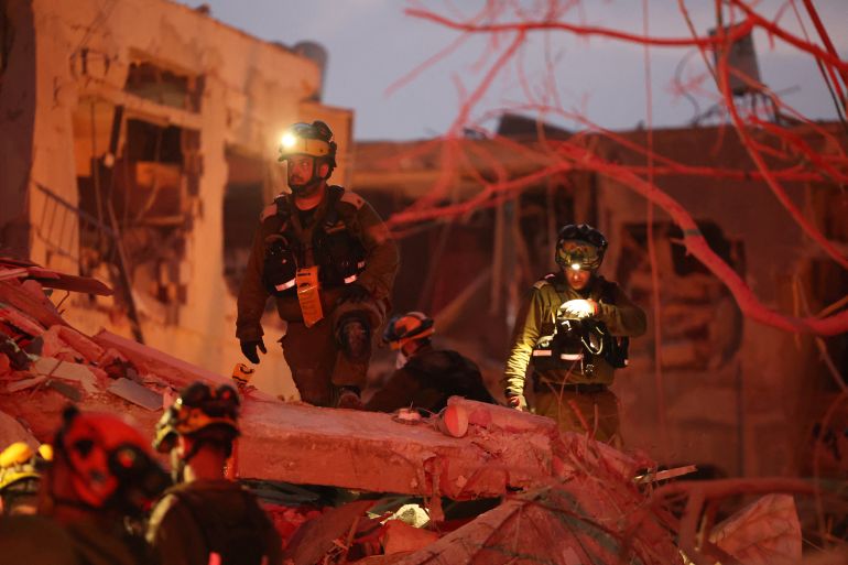 بالصور.. قصف إيران يدمر بات يام وفرق الإنقاذ تبحث عن ناجين 7 Responders search through building rubble following a strike by an Iranian missile in the Israeli city of Bat Yam, south of Tel Aviv, early on June 15, 2025.