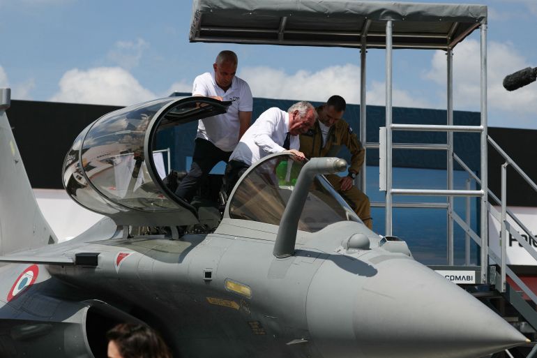 فرنسا تغلق مقار شركات إسرائيلية في معرض باريس الجوي 1 France's Prime Minister Francois Bayrou exits the cockpit of Rafale standard F4 fighter jet during the 55th edition of the International Paris Air Show at the Paris–Le Bourget Airport, in Le Bourget, suburb of Paris on June 16, 2025. (Photo by Alain JOCARD / AFP)