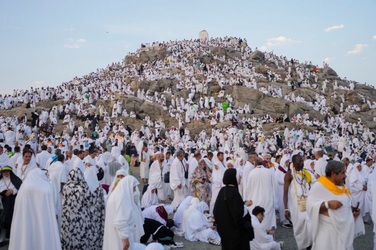 الحج من أفغانستان.. موكب مهيب وعادات تقاوم الاندثار 3 Muslim pilgrims gather at the top of the rocky hill known as the Mountain of Mercy, on the Plain of Arafat, during the annual Hajj pilgrimage, near the holy city of Mecca, Saudi Arabia, Saturday, June 15, 2024. (AP Photo/Rafiq Maqbool)