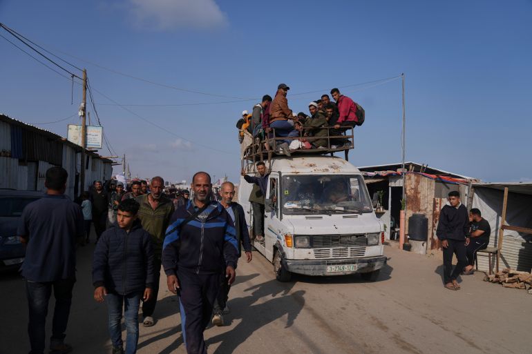 بالصور.. مساعدات غزة طرود مخضبة بالدماء 1 Moving on a vehicle, Palestinians transport humanitarian aid bags delivered by the Gaza Humanitarian Foundation, a U.S.-backed organization approved by Israel, in Khan Younis, southern Gaza Strip, Sunday, June 1, 2025. (AP Photo/Abdel Kareem Hana)