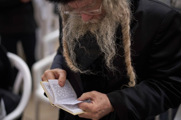 الكاوبوي الإسرائيلي.. الخبرة الأميركية لسرقة الأراضي الفلسطينية 1 An ultra-Orthodox Jew participates in a blessing during the holiday of Passover, at the Western Wall, the holiest site where Jews can pray, in the Old City of Jerusalem, Tuesday, April 15, 2025. (AP Photo/Leo Correa)