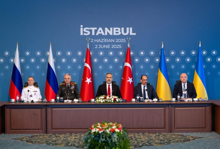 زيلينسكي يطلب هدنة والكرملين يربط المفاوضات بتقييم المذكرتين 1 ISTANBUL, TURKEY - JUNE 2: (EDITOR’S NOTE: This Handout image was provided by a third-party organization and may not adhere to Getty Images’ editorial policy.) In this handout image provided by the Turkish Ministry of Foreign Affairs, members of Ukrainian and Russian delegations attend peace talks presided over by Turkish Foreign Minister Hakan Fidan (center) on June 2, 2025 at Ciragan Palace in Istanbul, Turkey. Fidan is flanked by Chief of Turkish General Staff General Metin Gürak (2nd from left) and head of Turkish Intelligence Ibrahim Kalin (2nd from right). Ukraine's President Volodymyr Zelensky said on Sunday he would send a delegation to Istanbul for a second round of peace negotiations with Russia, even as fighting escalates between the two sides. Also on Sunday, Ukraine struck Russian air bases in a series of bold drone attacks, after Russia launched a record number of drones against Ukraine overnight Saturday, in addition to a missile strike that killed 12 Ukrainian military personnel and injured 60 others. (Photo by Turkish Ministry of Foreign Affairs viaGetty Images)
