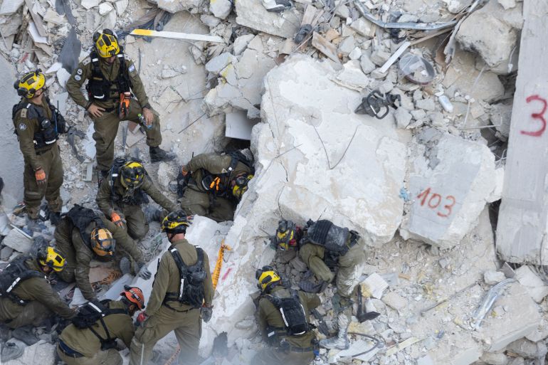بالصور.. قصف إيران يدمر بات يام وفرق الإنقاذ تبحث عن ناجين 2 BAT YAM, ISRAEL - JUNE 15: Emergency and rescue soldiers search for trapped people around heavily damaged buildings after an overnight missile strike from Iran on June 15, 2025 in Bat Yam Israel. Iran launched a retaliatory missile strike on Israel starting late on June 13, after a series of Israeli airstrikes earlier in the day targeted Iranian military and nuclear sites, as well as top military officials. (Photo by Amir Levy/Getty Images)