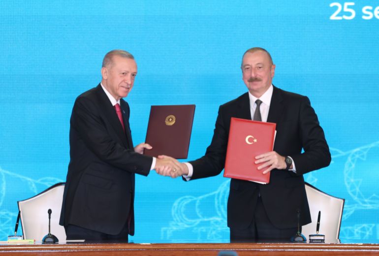 ماذا يعني اعتراف إيران بإفشال مشروع ممر زنغزور؟ 2 NAKHCHIVAN, AZERBAIJAN - SEPTEMBER 25: Turkish President Recep Tayyip Erdogan (L) and Azerbaijani President Ilham Aliyev (R)