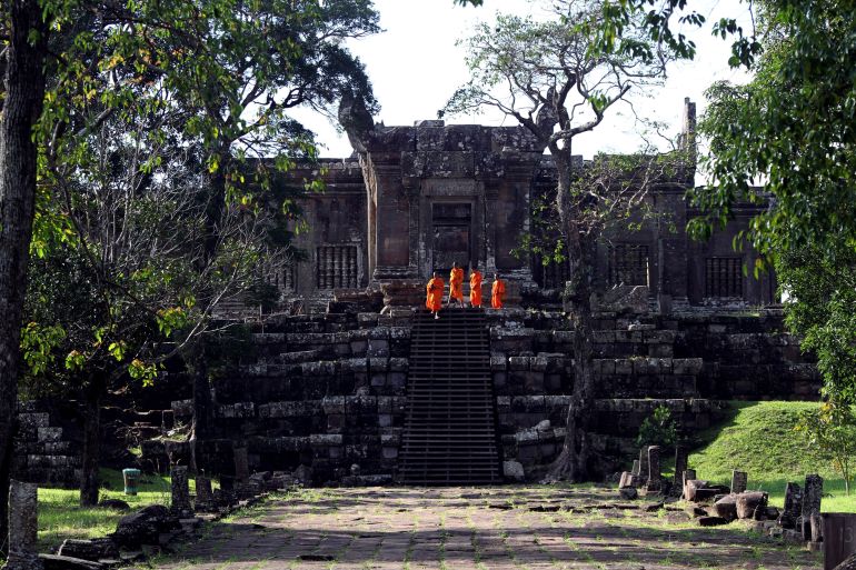 تايلند وكمبوديا تعززان قواتهما على الحدود بعد مقتل جندي 1 FILE PHOTO: Buddhist monks visit the Preah Vihear temple on the border between Thailand and Cambodia, November 12, 2013. REUTERS/Samrang Pring/File Photo