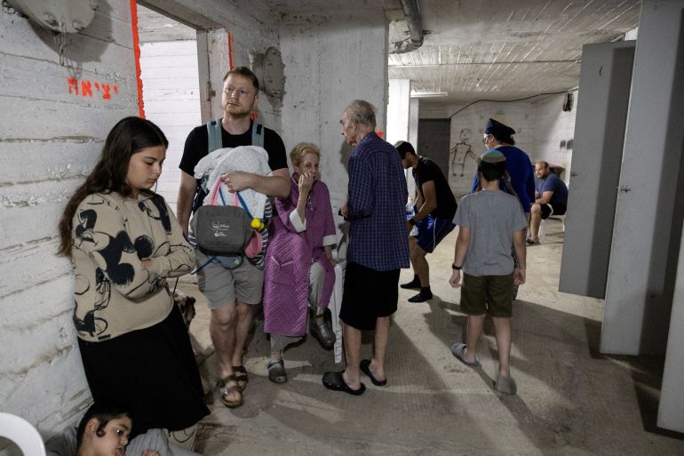 إسرائيل بين تأييد ضرب إيران والقلق من نتائجه وتوظيفه 1 Israelis gather in a shelter following sirens in Tel Aviv, Israel June 13, 2025 REUTERS/Itay Cohen TPX IMAGES OF THE DAY