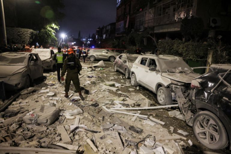 بالصور.. قصف إيران يدمر بات يام وفرق الإنقاذ تبحث عن ناجين 3 Rescue and security personnel work at an impact site following missile attack from Iran on Israel, at central Israel June 15, 2025. REUTERS/Tomer Appelbaum ISRAEL OUT. NO COMMERCIAL OR EDITORIAL SALES IN ISRAEL