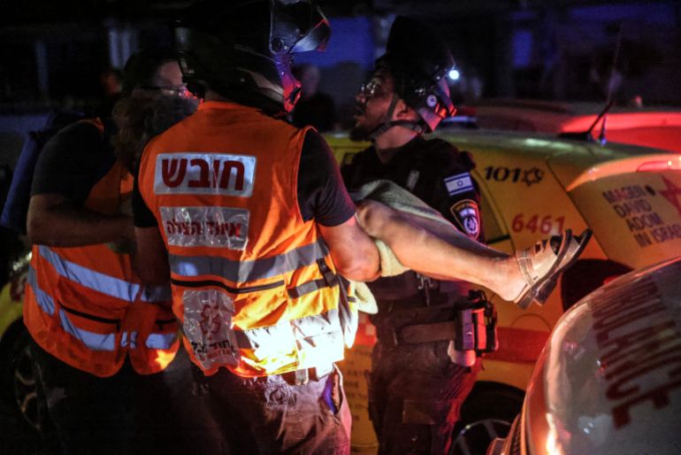 بالصور.. قصف إيران يدمر بات يام وفرق الإنقاذ تبحث عن ناجين 6 Rescue and medical personnel help an injured woman at an impact site following missile attack from Iran on Israel, at central Israel June 15, 2025. REUTERS/Tomer Appelbaum ISRAEL OUT. NO COMMERCIAL OR EDITORIAL SALES IN ISRAEL TPX IMAGES OF THE DAY