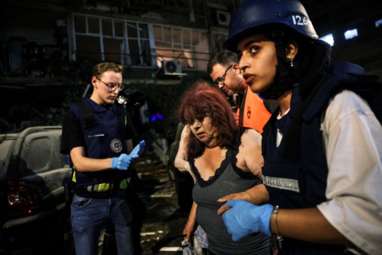 بالصور.. قصف إيران يدمر بات يام وفرق الإنقاذ تبحث عن ناجين 5 Rescue personnel help an injured woman at an impact site following missile attack from Iran on Israel, at central Israel June 15, 2025. REUTERS/Tomer Appelbaum ISRAEL OUT. NO COMMERCIAL OR EDITORIAL SALES IN ISRAEL