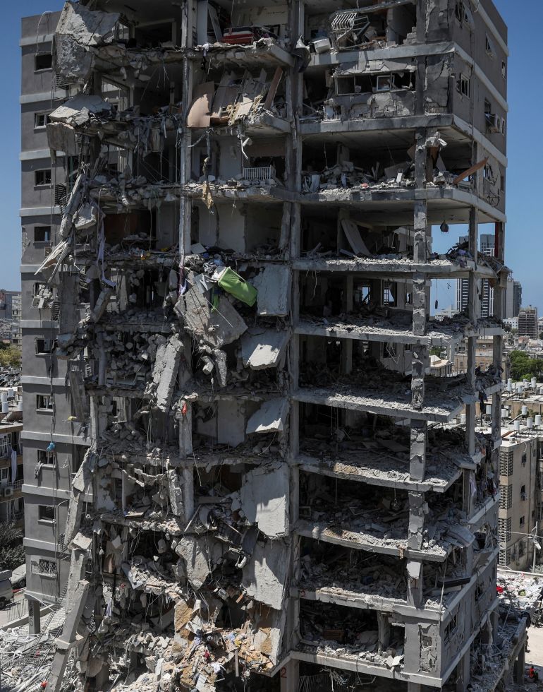 بالصور.. قصف إيران يدمر بات يام وفرق الإنقاذ تبحث عن ناجين 4 A building stands damaged following a missile attack from Iran, in Bat Yam, Israel, June 15, 2025. REUTERS/Ronen Zvulun