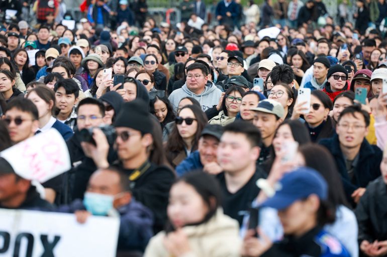 مجوهرات ومروحيات.. كيف أطاح فساد ابن رئيس وزراء منغوليا بأبيه من منصبه؟ 1 Demonstrators hold a rally demanding the resignation of Prime Minister Luvsannamsrain Oyun-Erdene over alleged economic mismanagement and corruption involving his family, at Sukhbaatar Square in Ulaanbaatar, the capital of Mongolia, on June 2, 2025. (Photo by Byambasuren BYAMBA-OCHIR / AFP)