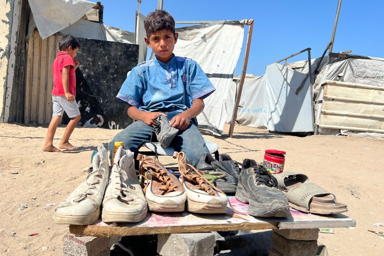 في يومهم العالمي.. ما أمنيات أطفال غزة؟ 2 لم يختر الإسكافي الصغير محمد أبو اللبن هذه المهنة لكنها فرضت عليه لتوفير "صحن عدس" يومي لأسرته