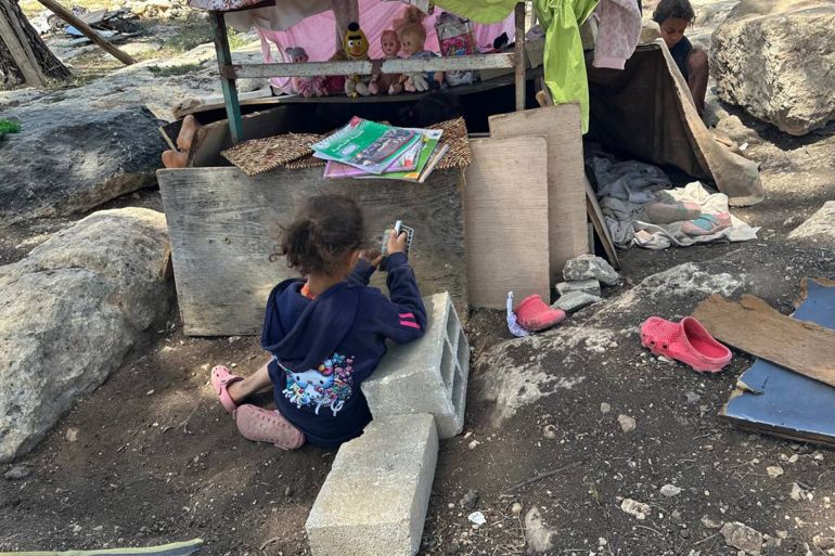 نازحون من مخيم جنين يصفون للجزيرة نت ما آلت إليه أوضاعهم 2 أطفال هبة يقضون وقتهم في اللعب في الحرش وهو منطقة وعرة بسبب ضيق الغرفة وعدم تمكنهم من الذهاب للمدرسة