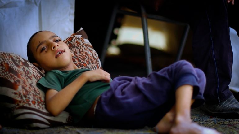 عائلة الدال تصارع الجوع والتشريد وسط الأنقاض 4 معناه النزوح والسكن بمخيم